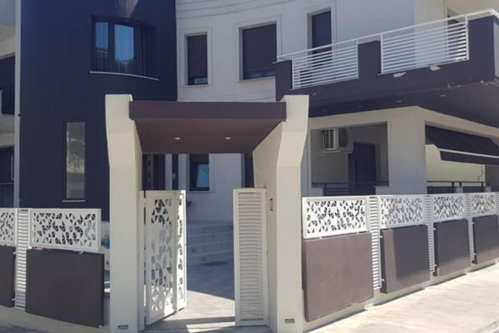 Aretoysa Center Luxury Suites 2 Néa Péramos Exterior foto