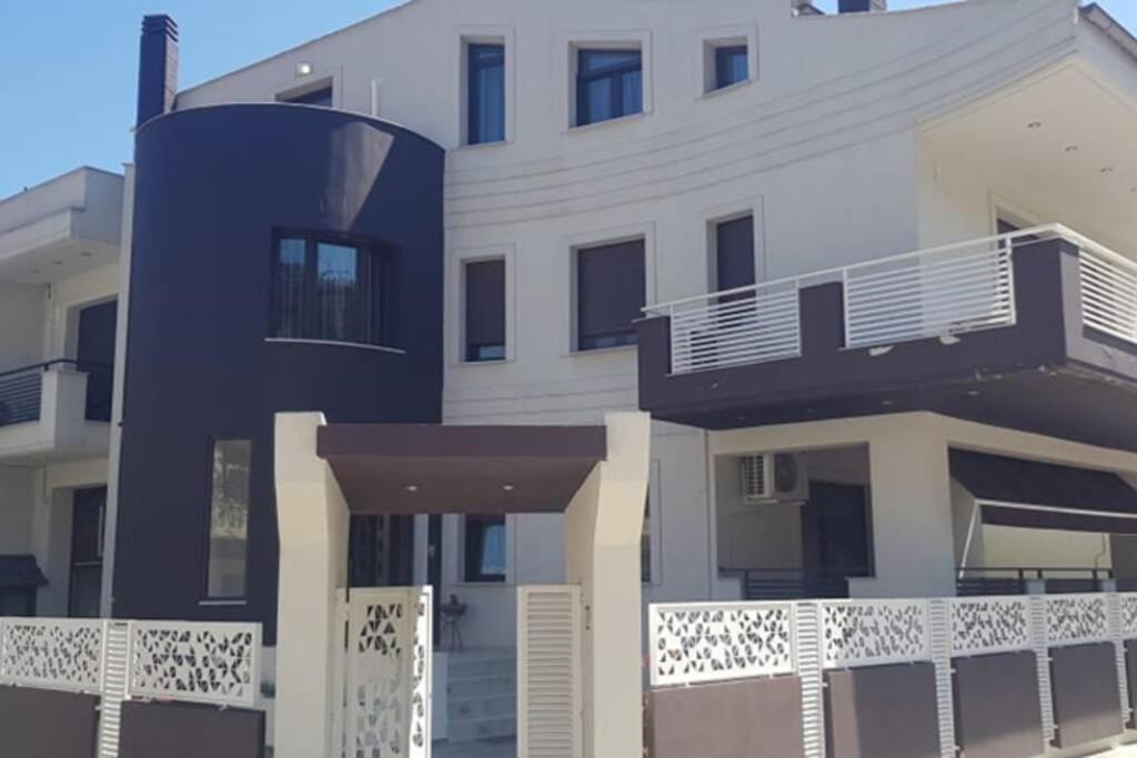 Aretoysa Center Luxury Suites 2 Néa Péramos Exterior foto